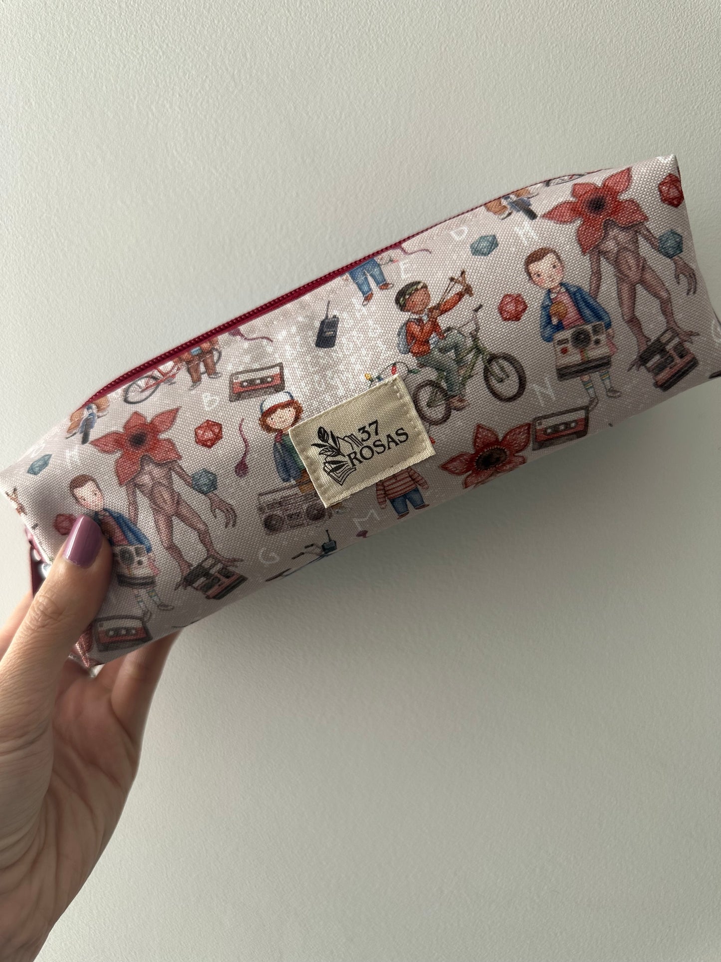 Estuche Jane Stranger Things (con los dos estampados)
